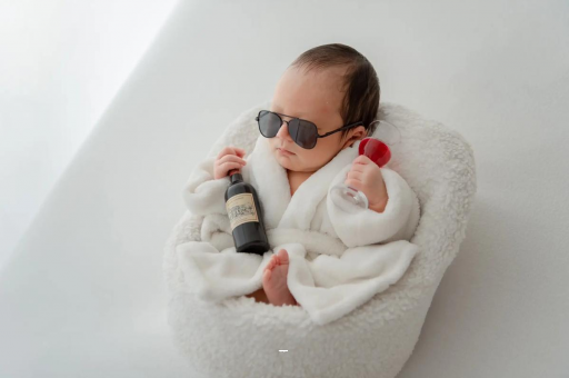 巴中满月宝宝趴着睡